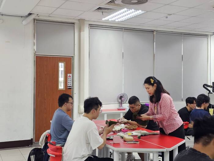 1150617-「印」象亞東慶端午-亞東科大同學與印尼新住民講師曹寒妮攜手製作阿仁粽（Arem-arem）