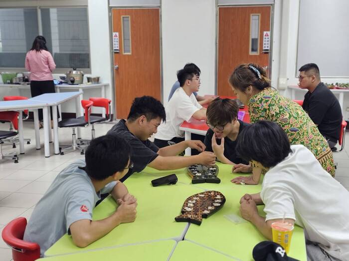 1150617-「印」象亞東慶端午-印尼新住民助手講師謝麗珠向同學講解播棋規則及遊玩方式
