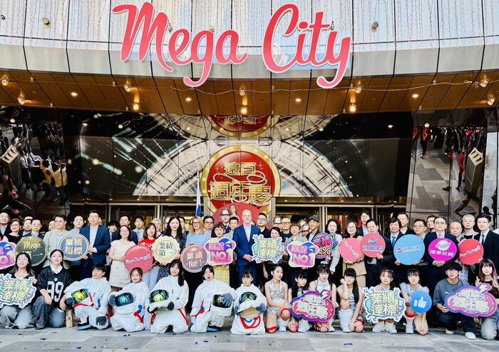 1141016遠百周年慶開幕-熱舞社同學登上板橋大遠百正門口舞臺,以熱力四射的舞步揭開週年慶序幕圖片