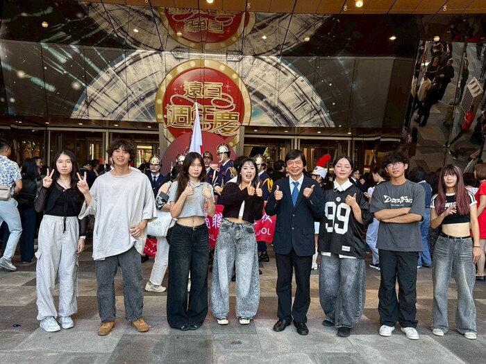 1141016遠百周年慶開幕-主祕親臨現場,為學生加油打氣並與同學合影留念圖片