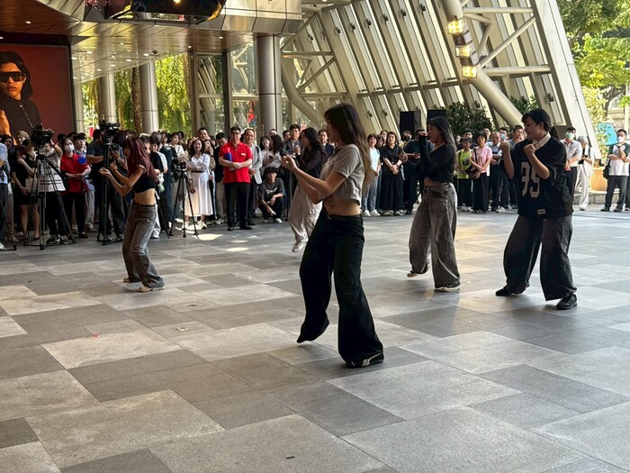 1141016遠百周年慶開幕-成員以整齊的動作和默契展現平日練習成果,現場氣氛熱烈圖片