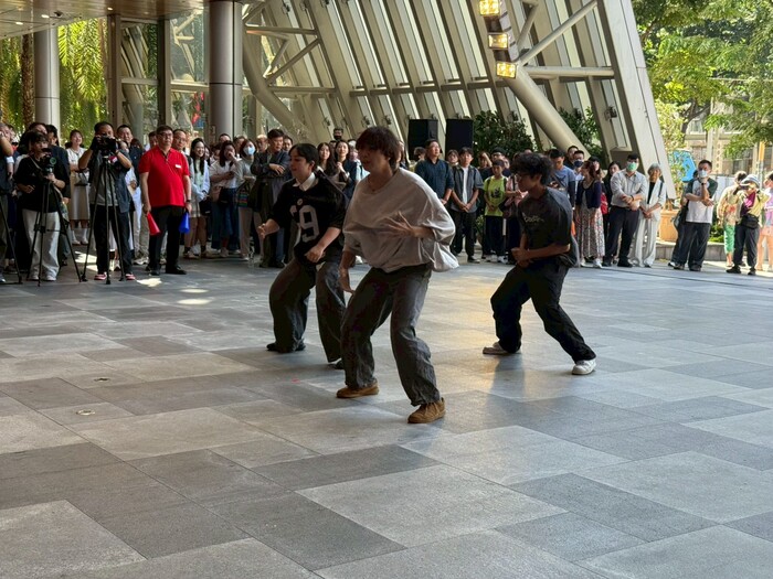 1141016遠百周年慶開幕-熱舞社展現青春與活力,用舞蹈感染現場每一位觀眾圖片