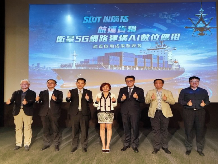 航運數位轉型再升級！大世科攜手陽明海運整合衛星5G與AI打造智慧船舶新典範。亞東科技大學教授陳俊宏(左起)、 伸波通訊董事長黃文傑、陽明海運資訊長張錫昌、大世科總經理劉盈秀、大世科協理游明德、嘉堂資訊總監葉家宏、奧榮科技技術長黃大峯。