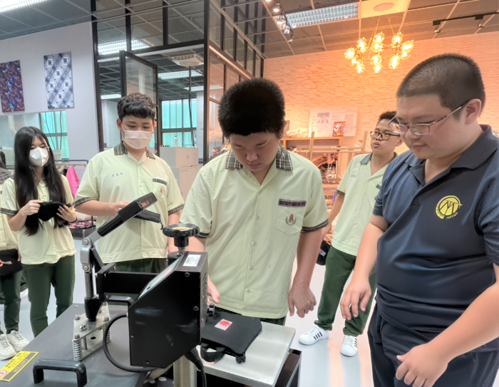 學生至亞東科技大學機能時尚紡織品研發中心體驗數位印刷技術