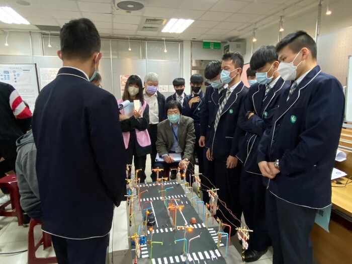 3.豫章工商參賽學生與評審委員互動，參賽作品「PLC智慧交通號誌控制」，獲得電機電子應用組佳作