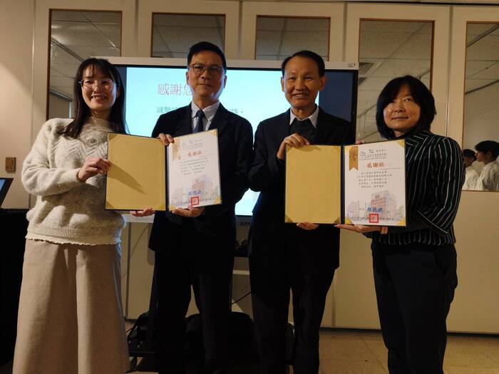 1150309鶯歌工商捐贈儀式-捐贈儀式合影(由左至右為鶯歌工商陶瓷工程科包容瑜主任、鶯歌工商顏龍源校長、亞東科大黃茂全校長、亞東科大工業管理系黃秀鳳主任)