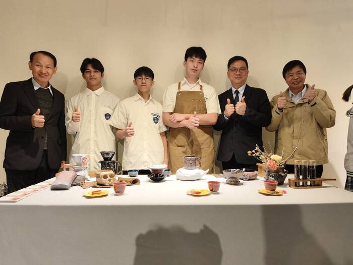 1150309鶯歌工商捐贈儀式-鶯歌工商陶工科學生介紹畢業展作品