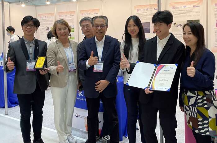 圖二、亞東科大通訊系接受馬來西亞特別獎