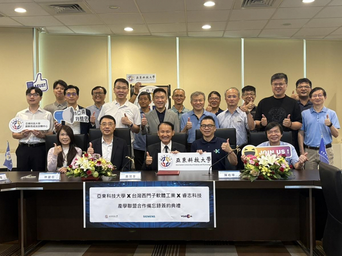 1140917產學合作協議簽署儀式-亞東科技大學與台灣西門子軟體工業及睿志科技簽署產學聯盟合作，儀式後三方代表前排左二：睿志科技總經理-林建信、前排中：亞東科技大學校長-黃茂全博士、前排右二：台灣西門子軟體工業總經理-陳晧璋，與科大教授群合影圖片