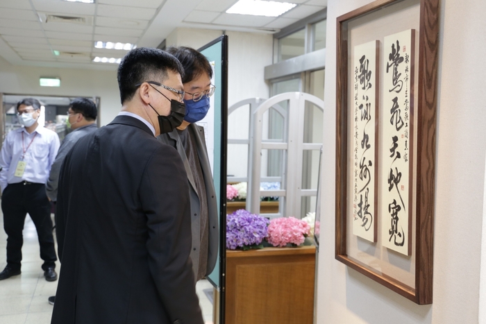 亞東科大通識中心攜手鶯歌工商 創藝流轉展現人文關懷美學素養