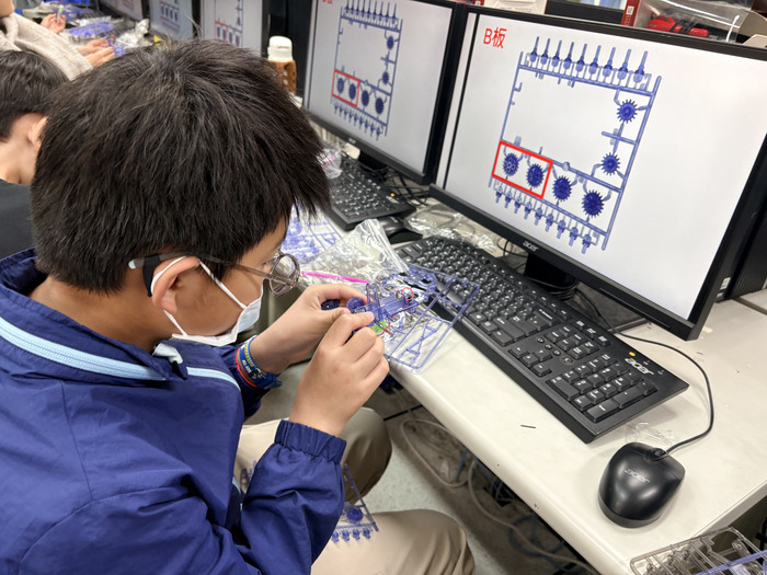 1150318新竹民富國小科學營-小朋友非常專注投入於實作中