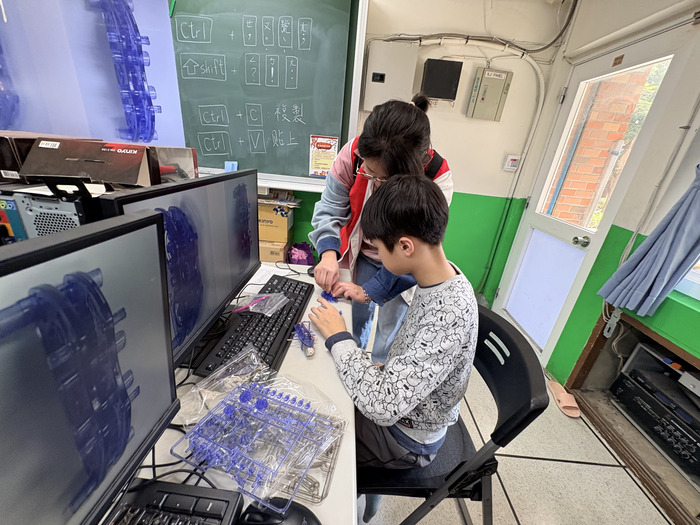 1150318新竹民富國小科學營-亞東科大助教以淺顯易懂方式引導學童