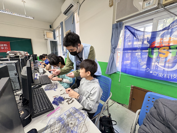 1150318新竹民富國小科學營-亞東科大師生承諾將持續投入志工服務