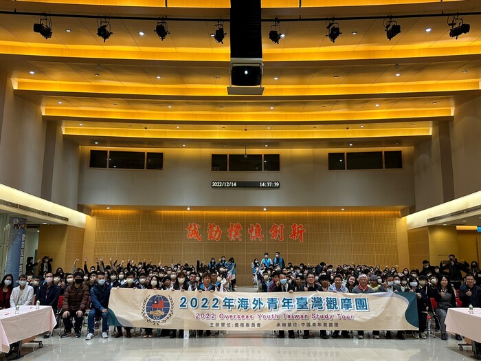 馬來西亞學子觀摩亞東科大「馬來西亞高科技人才培訓基地」
