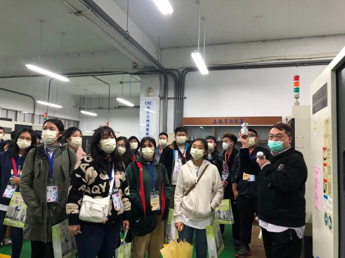 馬來西亞學子觀摩亞東科大「馬來西亞高科技人才培訓基地」
