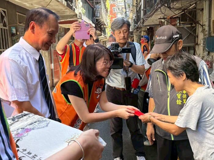 1140925公益青年送愛下鄉趣-基金會蔡紹云董事長親自發送慰問金，為里民送上祝福圖片