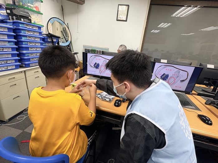 1150415力行國小弱勢科學營-一對一的教學讓學習更上手喔