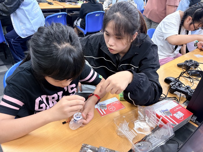 1150415力行國小弱勢科學營-謝謝大姊姊認真地協助小朋友們