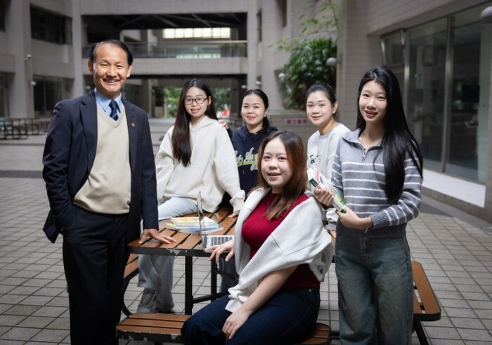 亞東科技大學積極推動「在地國際化」，透過海外實習、國際交換與完善的生活輔導制度，讓來自不同國家的國際學生與本地師生在同一個校園場域中學習與交流，形塑如「微型地球村」般的校園文化。