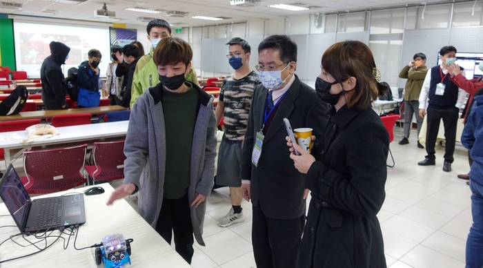 亞東科大學生解說暑期課程進行方式