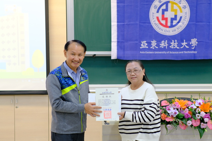 1141126「無聲的力量」成果發表會-黃校長致贈感謝狀給桃園市自閉症協進會鄧靜枝女士圖片