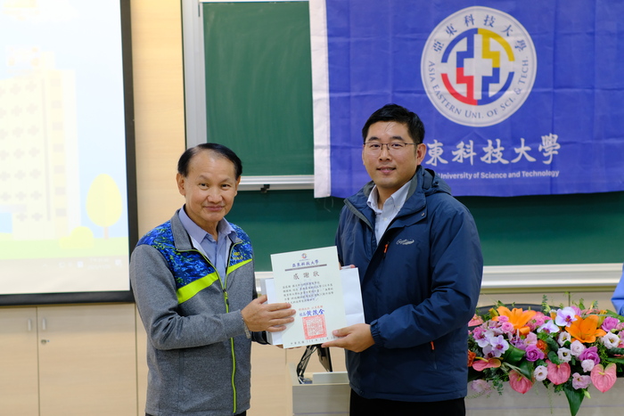 1141126「無聲的力量」成果發表會-黃校長致贈感謝狀給國立新竹特殊教育學校賴國誠校長圖片