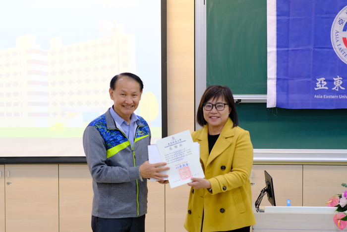 1141126「無聲的力量」成果發表會-黃校長致贈感謝狀給新竹北區民富國民小學吳淑雯校長圖片