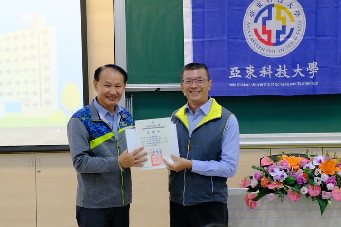 1141126「無聲的力量」成果發表會-黃校長致贈感謝狀給新北市立重慶國民中學蔡安繕校長圖片