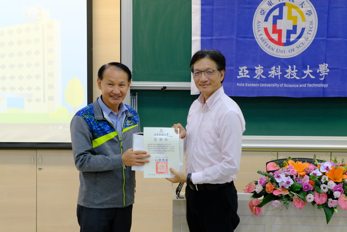 1141126「無聲的力量」成果發表會-黃校長致贈感謝狀給新北市板橋區中山國民小學陳學添校長圖片