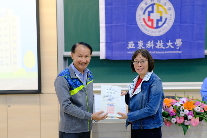 1141126「無聲的力量」成果發表會-黃校長致贈感謝狀給新北市立廣福國小王曉琪輔導主任圖片