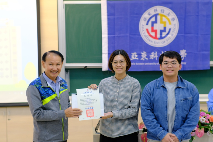 1141126「無聲的力量」成果發表會-黃校長致贈感謝狀給新北市立清水高中張曼暐輔導主任圖片