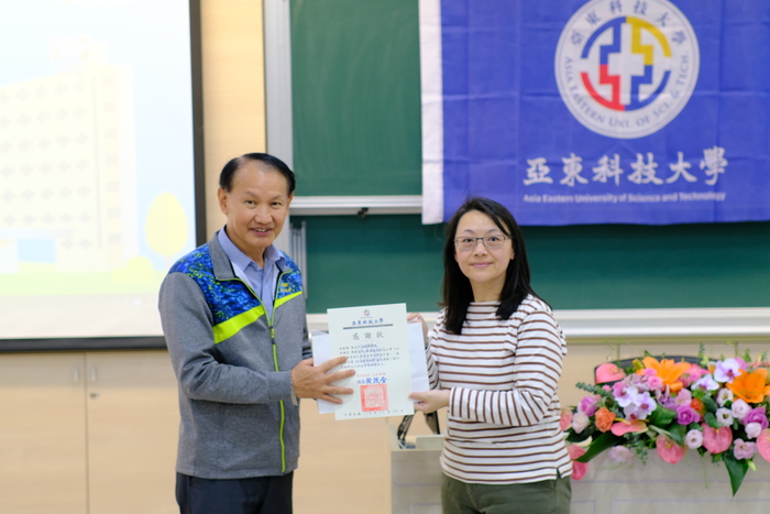 1141126「無聲的力量」成果發表會-黃校長致贈感謝狀給臺北市立啟聰學校李雅雯學務主任圖片