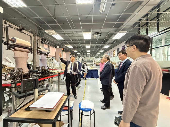 1150410聖約翰參訪本校-參觀紡織機能研發設備