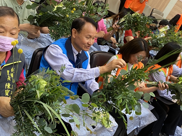 2025公益青年送愛下鄉趣-端午節發放慰問金活動-貴賓們一同完成花束製作