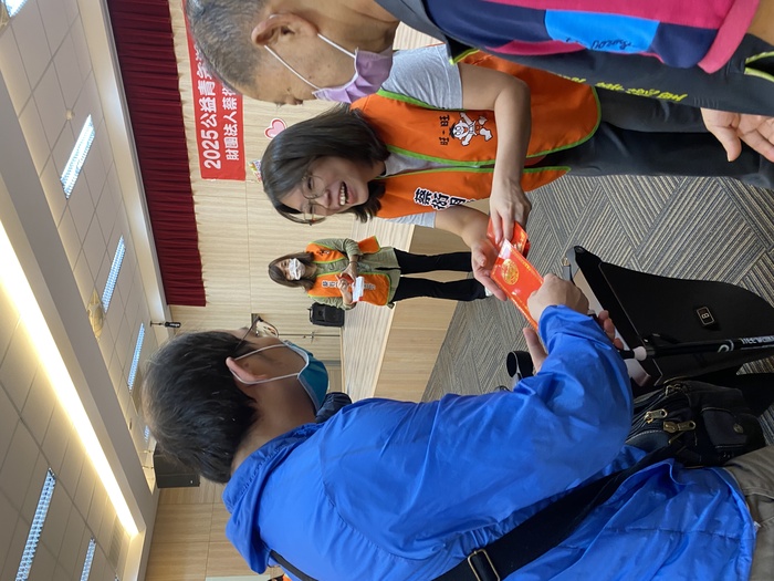 2025公益青年送愛下鄉趣-端午節發放慰問金活動-蔡紹云執行長頒發慰問金
