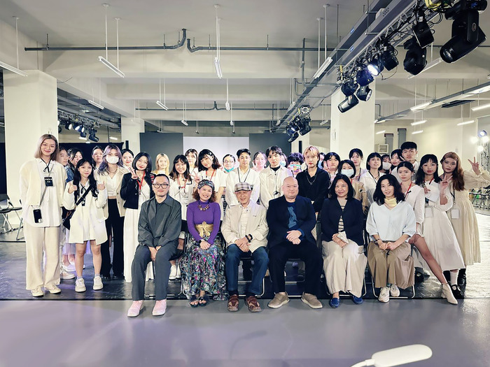 1.亞東科技大學材料與纖維系學生與師長合影評審委員