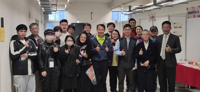 2.亞東科技大學黃茂全校長與參展廠商及學生合影