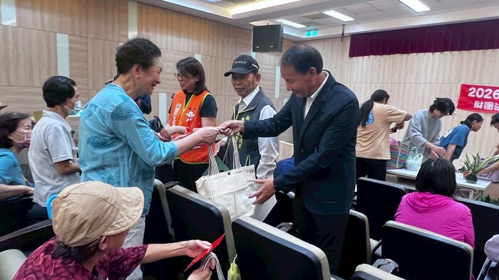 2026蔡衍明愛心基金會端午送暖-校長發送禮品給里民