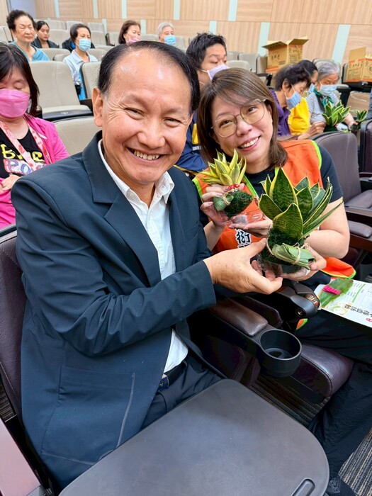2026蔡衍明愛心基金會端午送暖-黃茂全校長及蔡衍明愛心基金會蔡紹云董事長一同完成手作