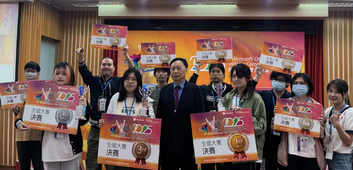 1140608 ACP全國賽-參賽學生與指導老師於ACP全國賽頒獎典禮合影,展現設計實力與團隊成果。