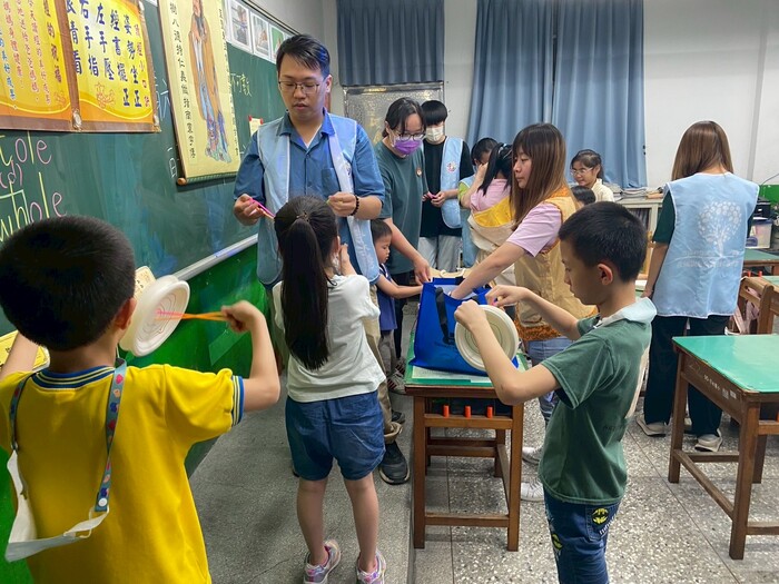 1140502「推動孩童技能力、語言力之志工服務計畫」_本校志工教導孩童製作美勞圖片