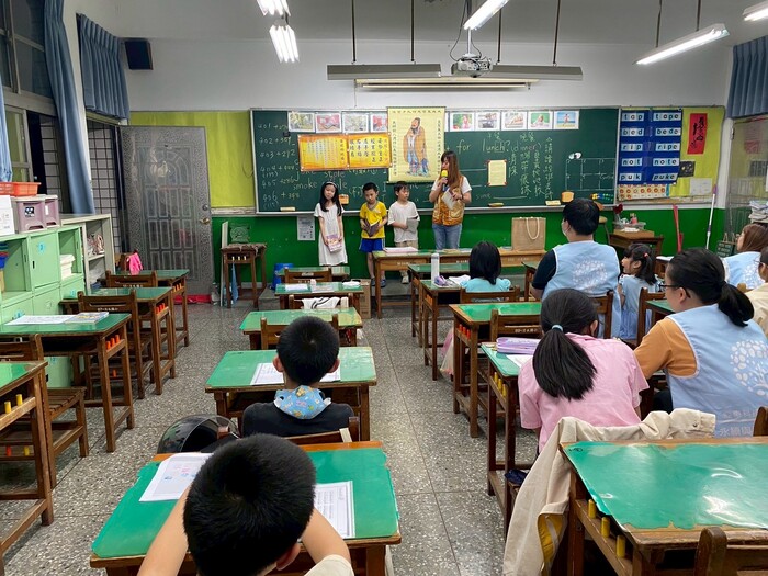 1140509「推動孩童技能力、語言力之志工服務計畫」_志工學生們設計並帶領孩童閱讀《論語》、《弟子規》等經典文本圖片