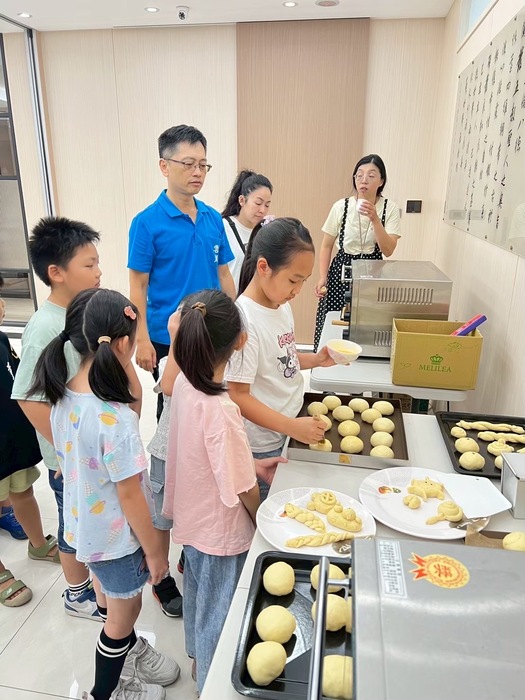 1140809「推動孩童技能力、語言力之志工服務計畫」_孩童親自操作幫糕點刷上蛋液圖片