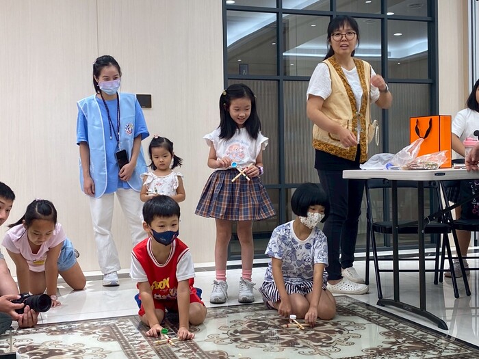 1140927「推動孩童技能力、語言力之志工服務計畫」_志工帶領孩童做科學實驗圖片