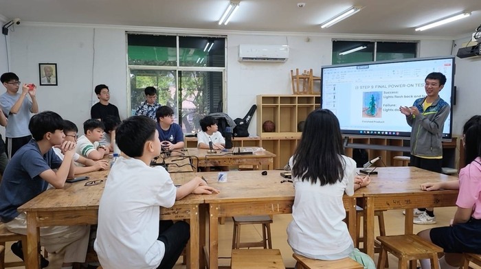2026/8/25 亞東USR團隊：電子系助理教授陳暐迪帶領七位學生赴印尼雅臺校舉辦科學營(照片提供：中央社實習記者黃鈺涵)