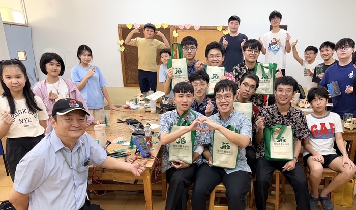 2026/8/24-8/27 頒發研習證明及大合照(與雅臺校張校長合影）