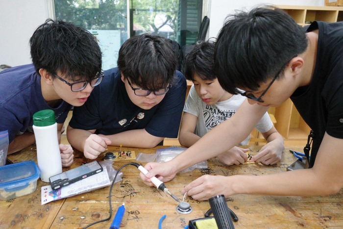2026/8/24 亞東電子系學生教導雅臺校高中部學生電路焊接技巧