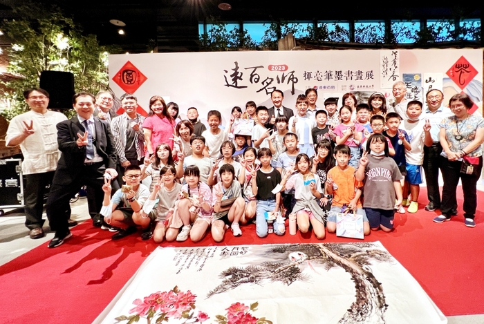 竹北遠百首次與亞東科大合辦「2023名師揮毫筆墨書畫展」，六位名師以松樹、綬帶鳥、牡丹等象徵富貴、長壽寓意等景物，共同創作創意書畫。