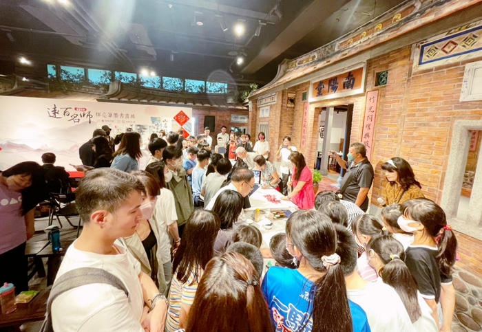 竹北遠百首次與亞東科大合辦「2023名師揮毫筆墨書畫展」，現場超過百名民眾參與，可以依自身的喜好請老師寫出不同風格且獨一無二的字句。
