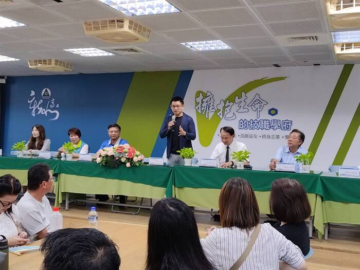 1.育林國中教師體驗活動熱烈展開,教育局技職科江彥廷科長蒞臨致詞(新北高工提供)圖片